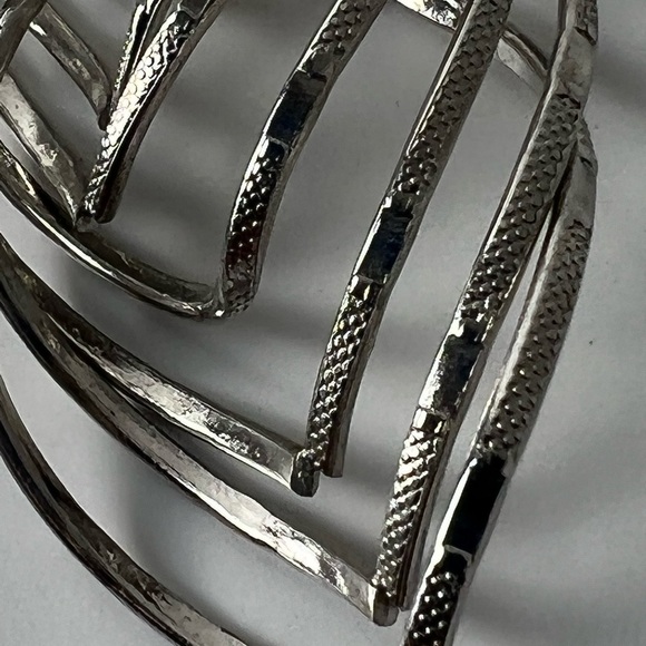 Cute Continuous Dangling Silver Tone Leaves Pierced Earrings - Picture 6 of 16